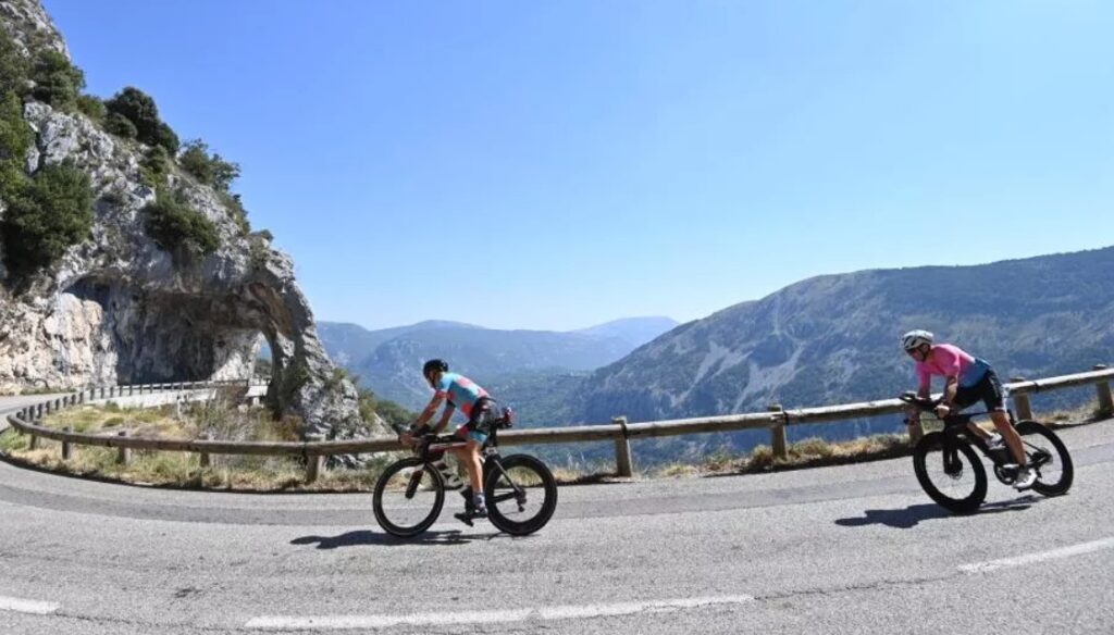 IRONMAN/ Triatletas en el ciclismo de Niza