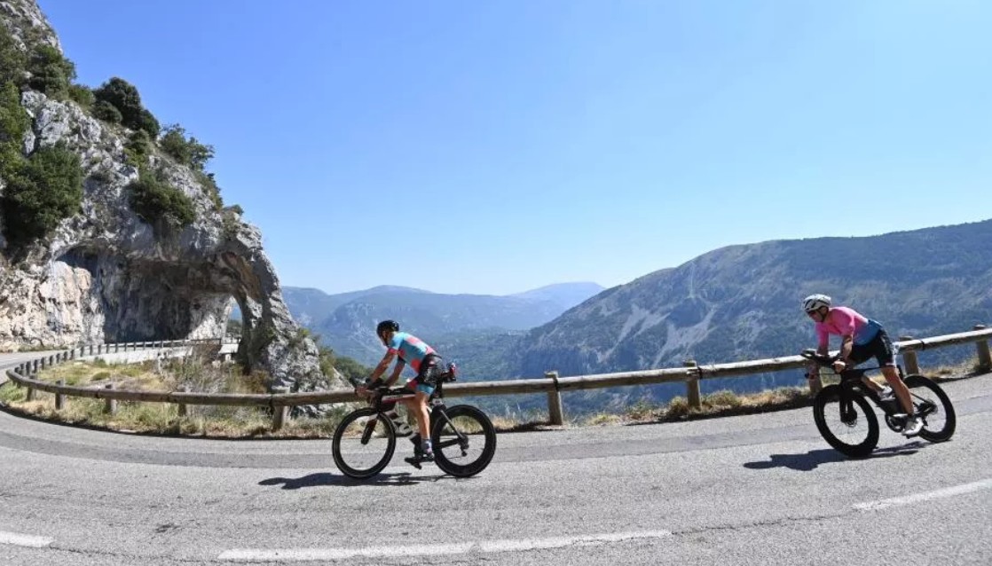 IRONMAN/ Triatletas en el ciclismo de Niza