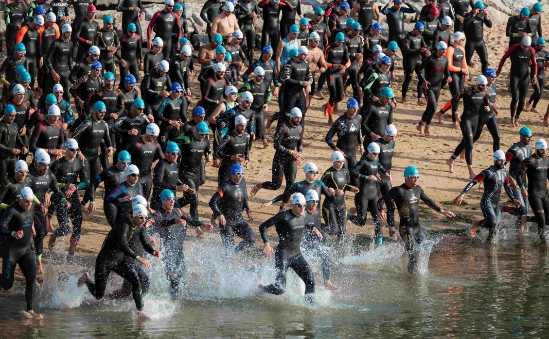 Imagen de la salida del Triatlón Ciudad de Santander