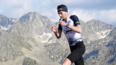 Imagen de un atleta tomando un gel