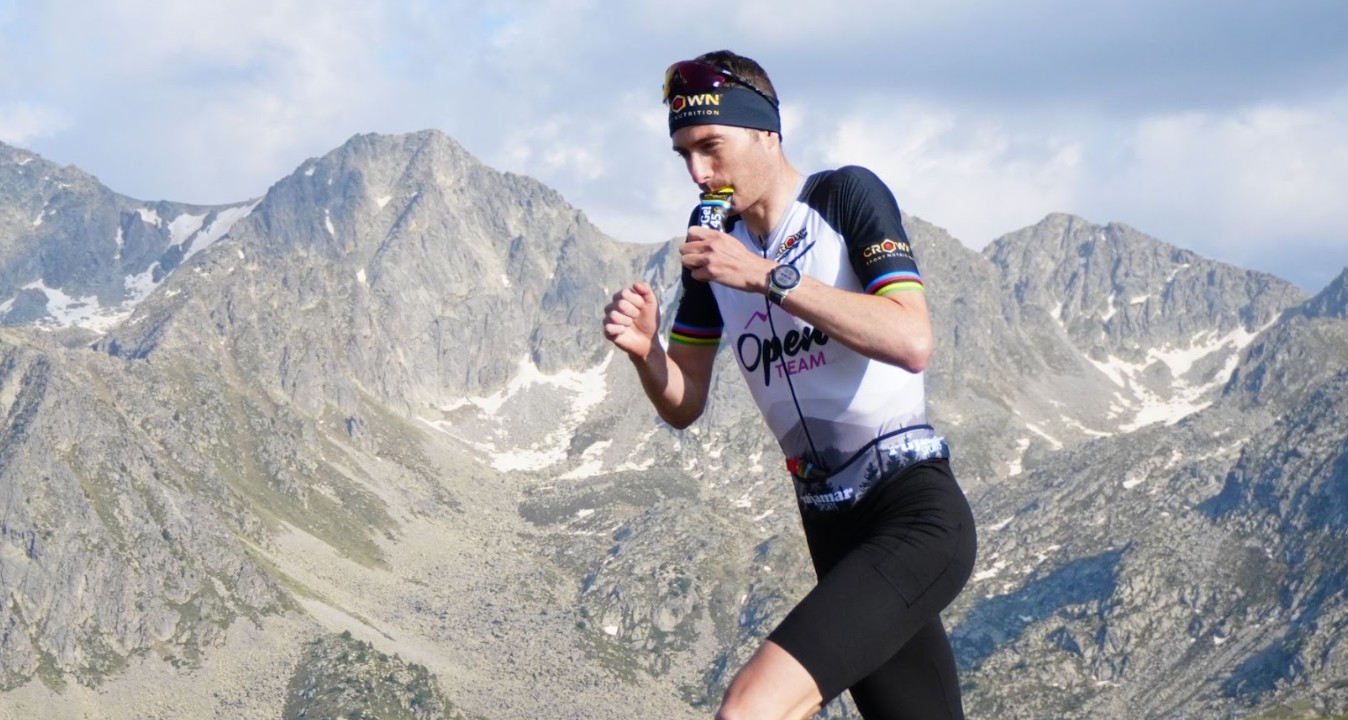 Imagen de un atleta tomando un gel
