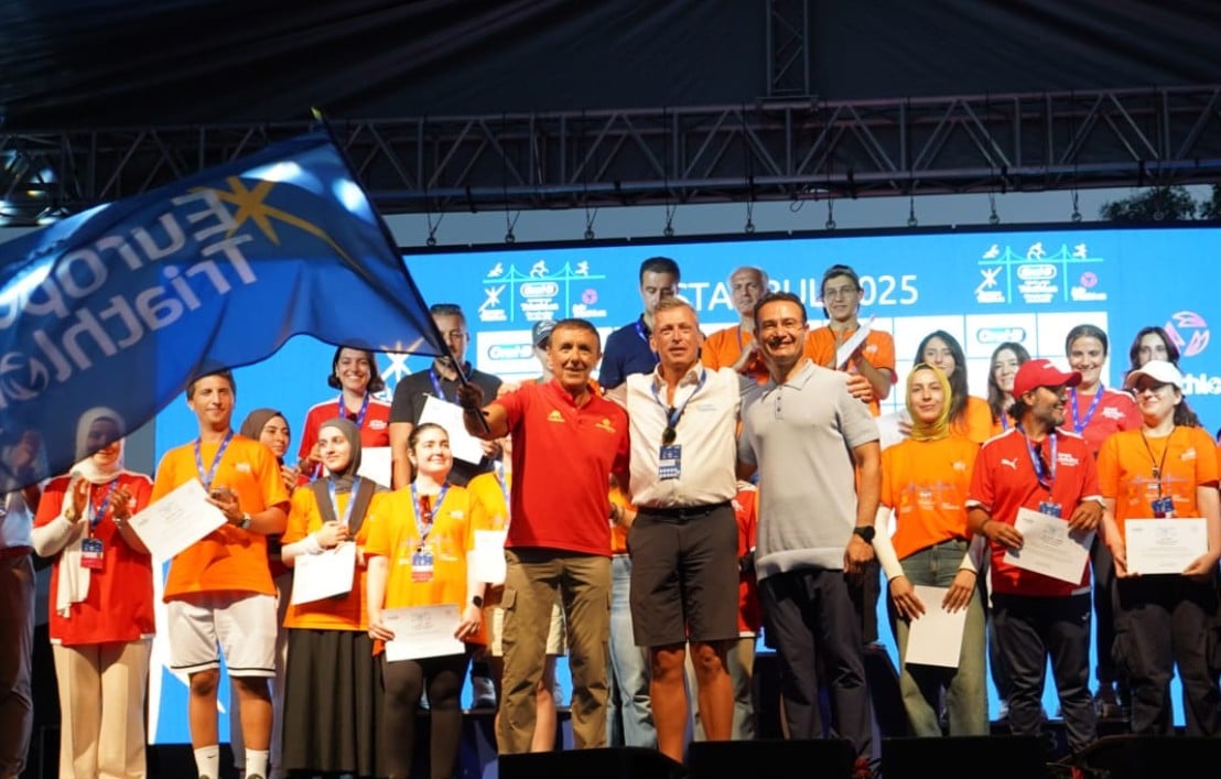 @worldtriathlon/ Imagen de la entrega de la bandera en Estambul