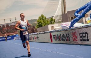 FETRI/ Un triatleta en la meta de TRIMPARABLES