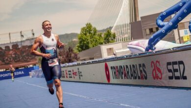 FETRI/ Un triatleta en la meta de TRIMPARABLES