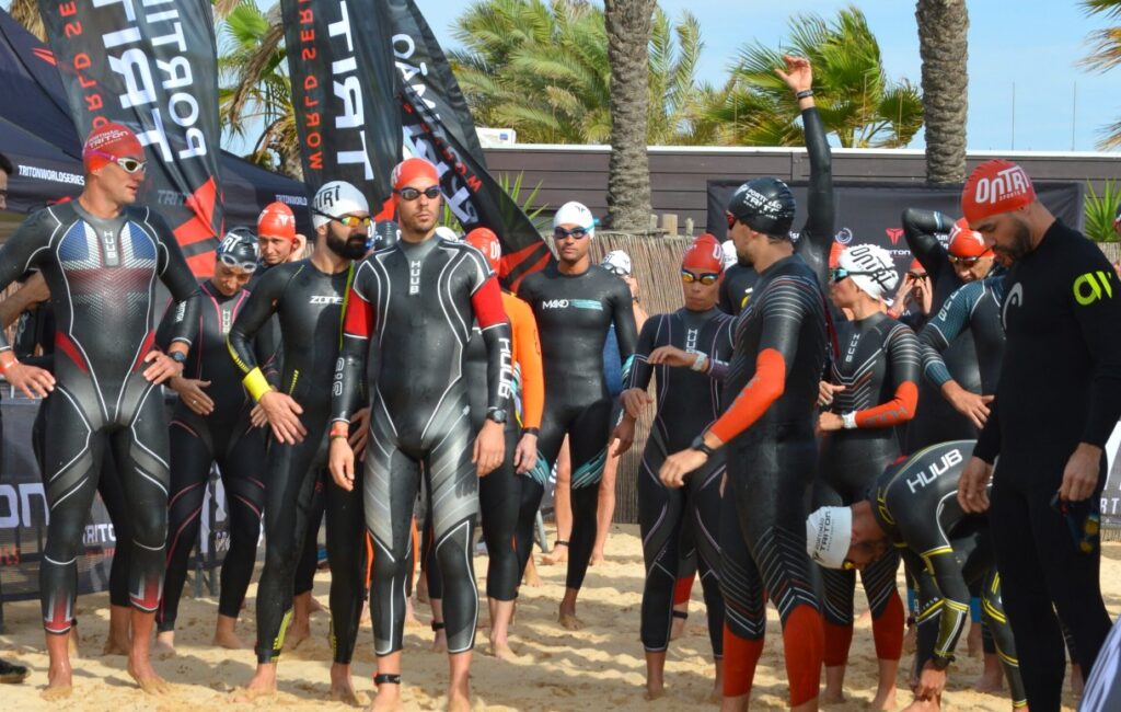 @triton Imagen de triatletas en la salida de una prueba TRITON