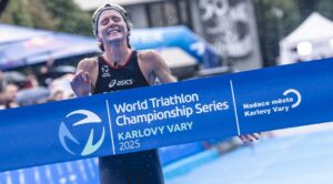 @worldtriathlon/ Bet Potter ganando en Karlovy Vary
