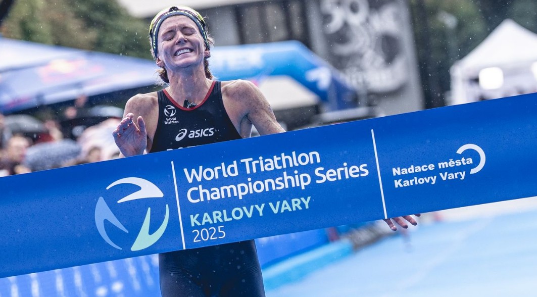 @worldtriathlon/ Bet Potter ganando en Karlovy Vary