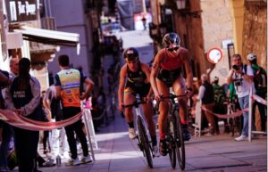 FETRI/ Imagen de dos triatletas en el ciclismo