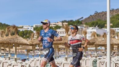 @chmallorca/ 2 Triatletas corriendo en el Challenge Peguera Mallorca