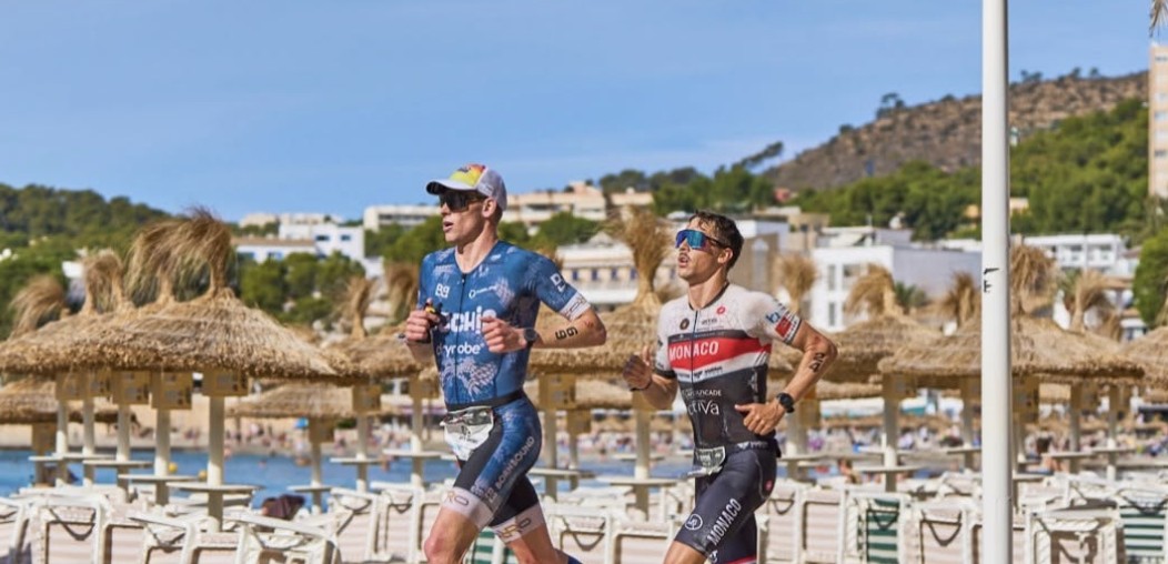 @chmallorca/ 2 Triatletas corriendo en el Challenge Peguera Mallorca
