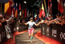 @IRONMAN/ Imagen de una triatleta entrando en meta del IRONMAN Kona