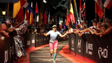 @IRONMAN/ Imagen de una triatleta entrando en meta del IRONMAN Kona