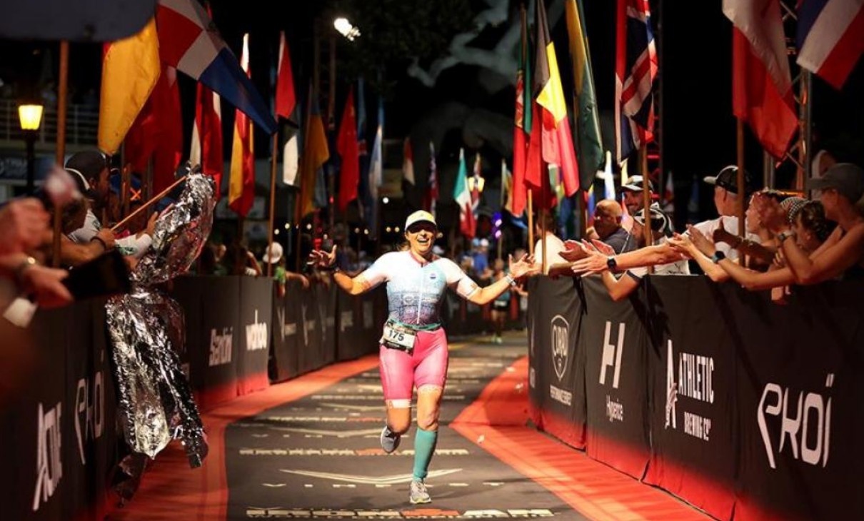 @IRONMAN/ Imagen de una triatleta entrando en meta del IRONMAN Kona