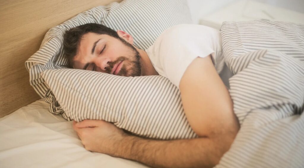 canva/ un deportista durmiendo placidamente
