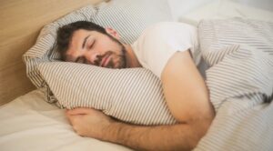 canva/ un deportista durmiendo placidamente
