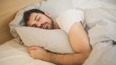 canva/ un deportista durmiendo placidamente