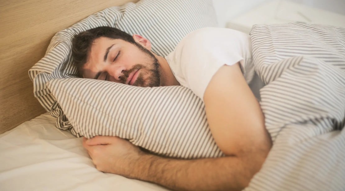 canva/ un deportista durmiendo placidamente