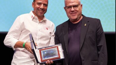 Juanan Fernández recibiendo el premio Premis Avriga Fvscvs