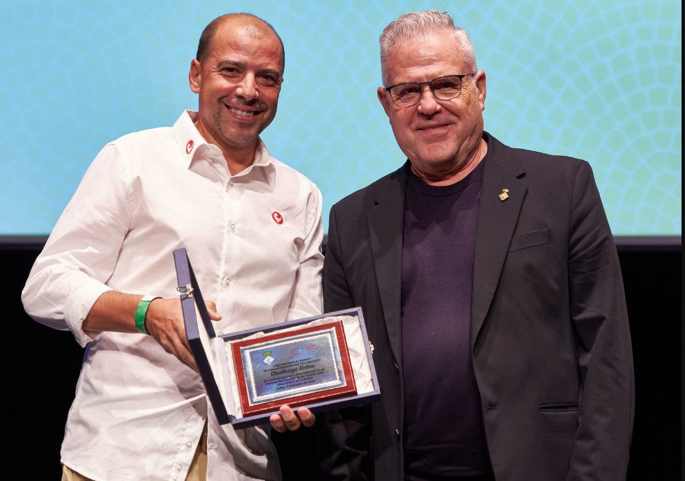 Juanan Fernández recibiendo el premio Premis Avriga Fvscvs