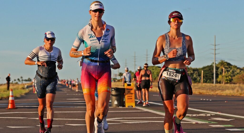 @IRONMAN/ Imagen de triatletas compitiendo en Kona