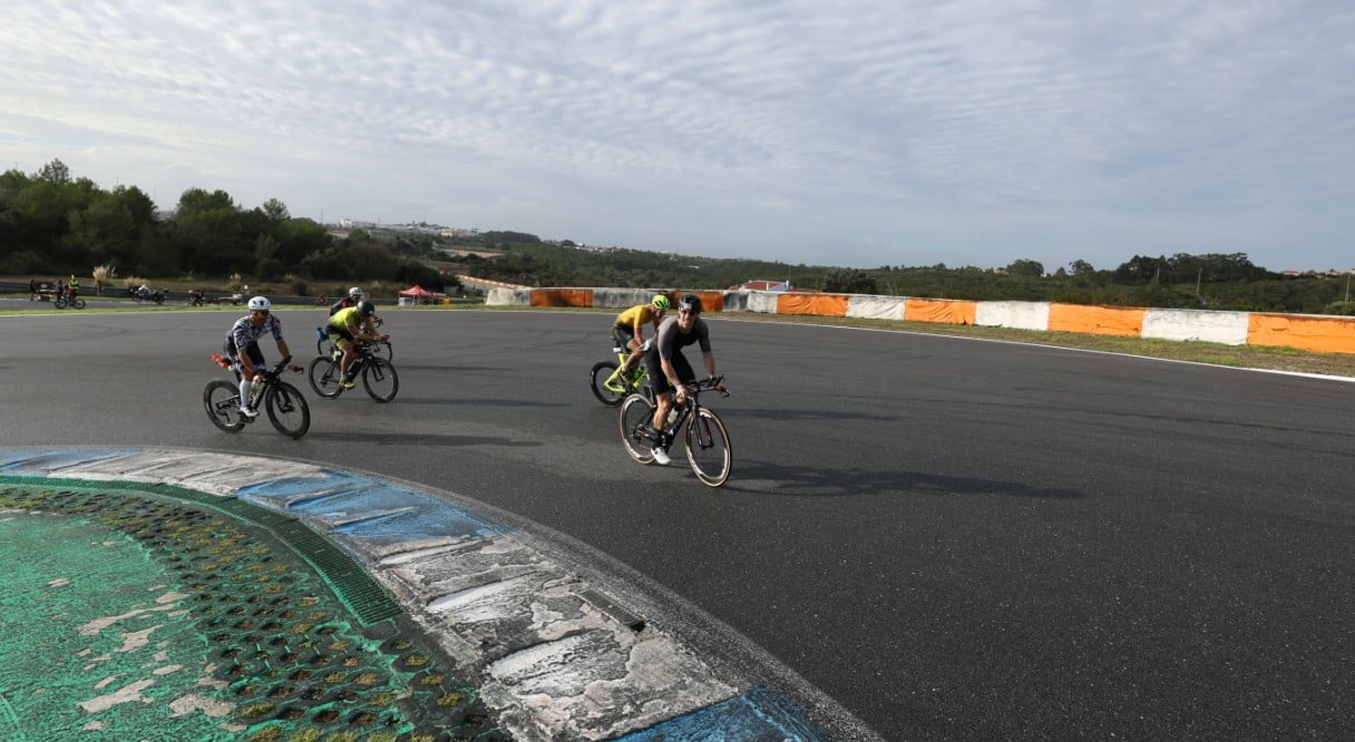 @gettyimages( Imagen de triatletas en el circuito de Estoril