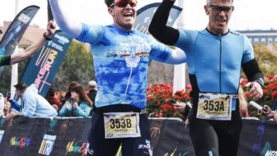 @mtri/ Imagen de 2 triateltas entrando juntos en meta