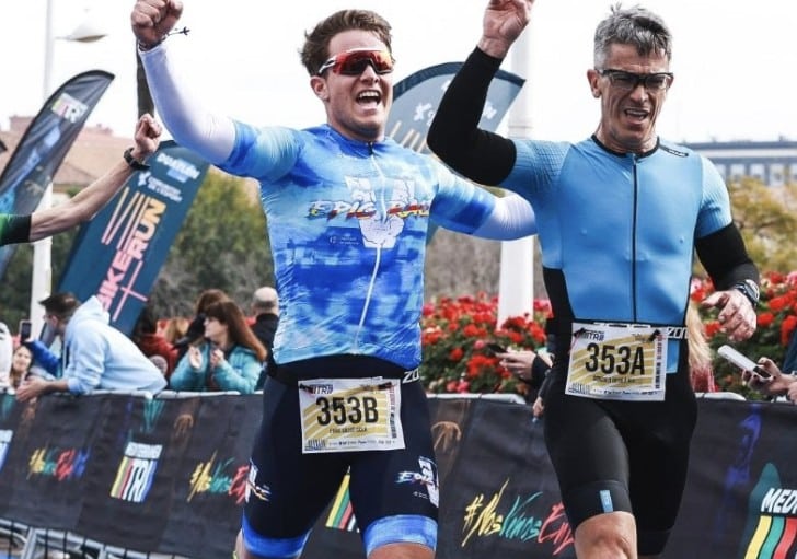 @mtri/ Imagen de 2 triateltas entrando juntos en meta