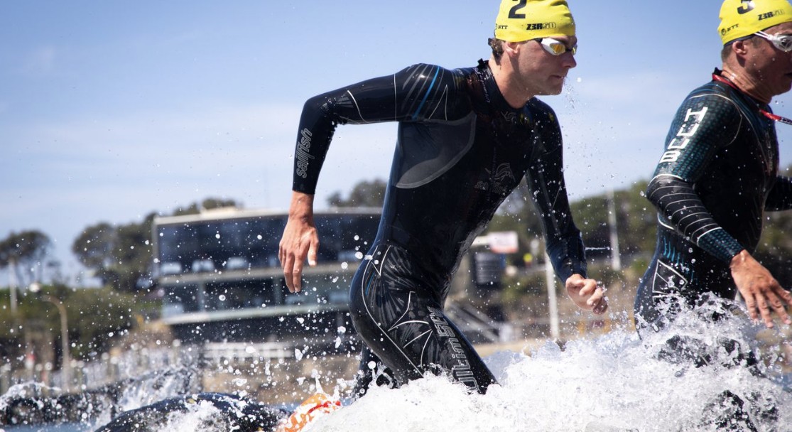 @worldtriathlon/ Salida de la natación en wollongong