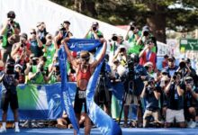 @wordltriathlon/ Imagen de la ganadora con los medios en meta