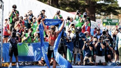 @wordltriathlon/ Imagen de la ganadora con los medios en meta