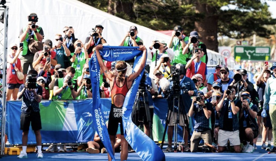 @wordltriathlon/ Imagen de la ganadora con los medios en meta