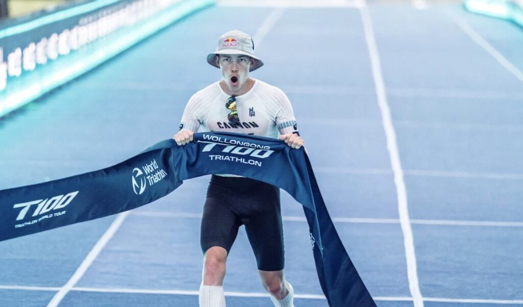 @t100/ Hayden Wilde ganando el T100 de Wollongong