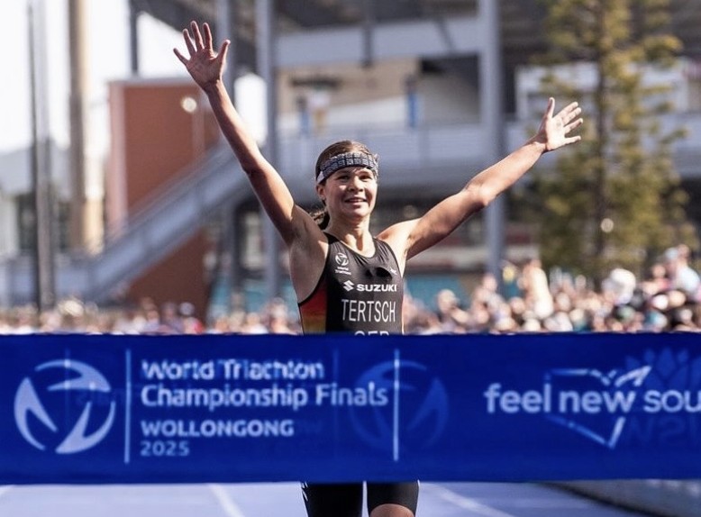 @wordtriathlon/ Lisa Tertsch ganando la Gran Final en Wollongong
