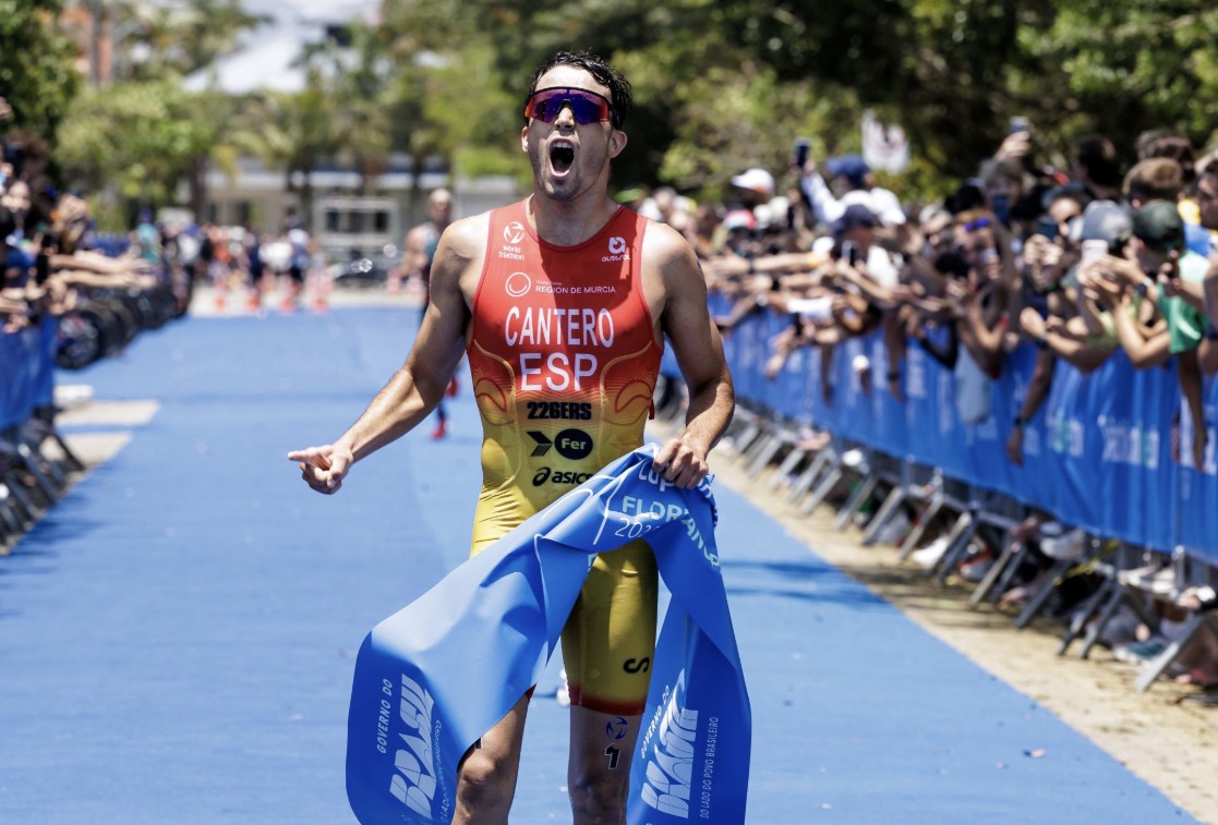 @worldtriathlon/ David Cantero ganando en una Copa del Mundo