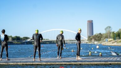 triatletas en el pontón de Salida del Half de Sevilla