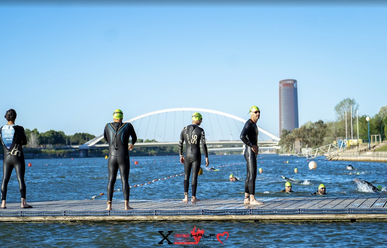 triatletas en el pontón de Salida del Half de Sevilla