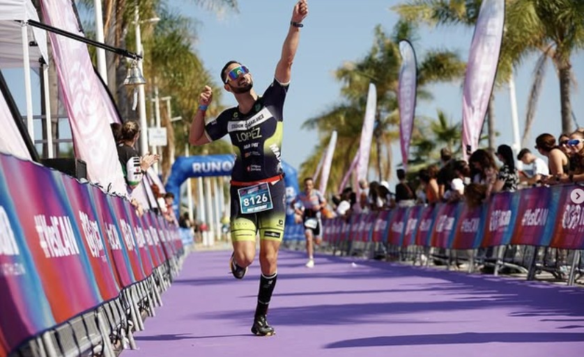 @ivancitolol/ Imagen de un triatleta entrando en meta del ICAN