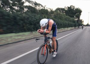 Imagen de un triatleta en el ICAN Triathlon Gandia