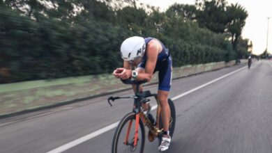 Imagen de un triatleta en el ICAN Triathlon Gandia