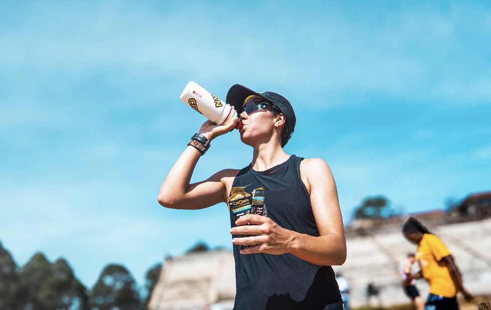 Imagen de un atleta suplementándose