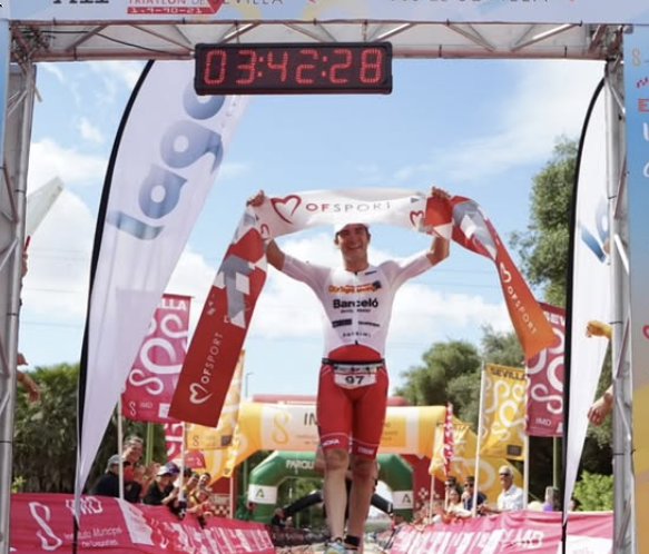 Instagram /Paco de la Hoz ganando el Half de Sevilla
