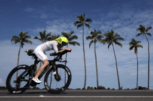 @gettyimages/ Una triatleta sobre la bici en Kona