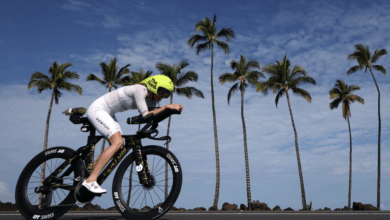 @gettyimages/ Una triatleta sobre la bici en Kona