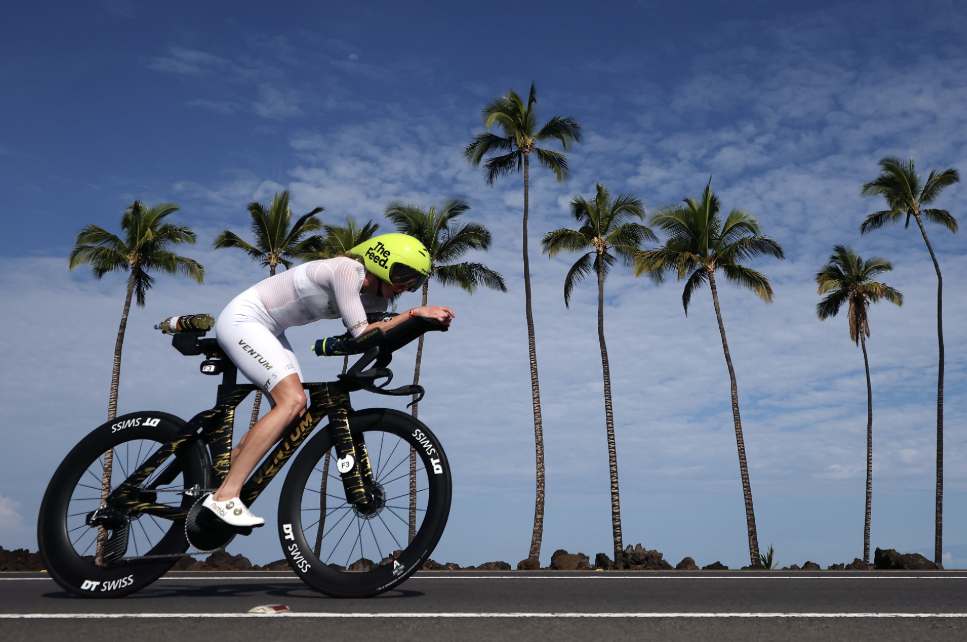 @gettyimages/ Una triatleta sobre la bici en Kona