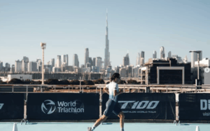 @t100/ Imagen de una triatleta corriendo en Dubai