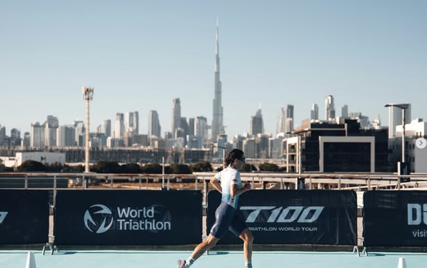 @t100/ Imagen de una triatleta corriendo en Dubai