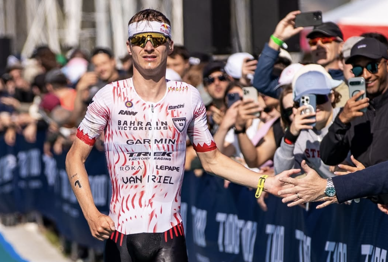 @t100triathlon/ Van Riel compitiendo en el T100