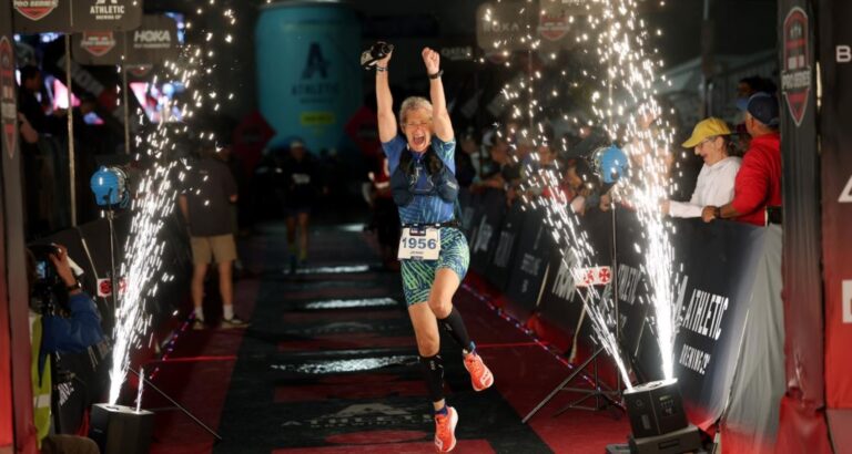 IRONMAN/ Una atleta en meta de una prueba IRONMAN