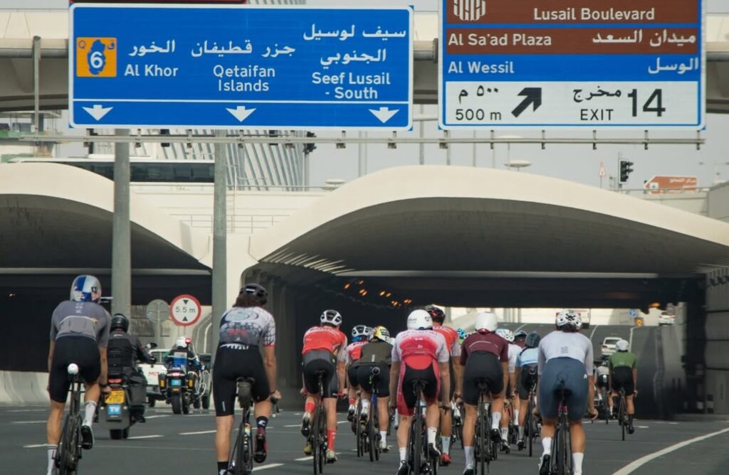@t100/ Triatletas reconociendo el circuito en Doha