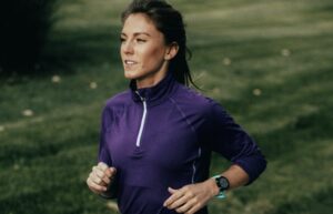 Una mujer corriendo con un reloj Garmin
